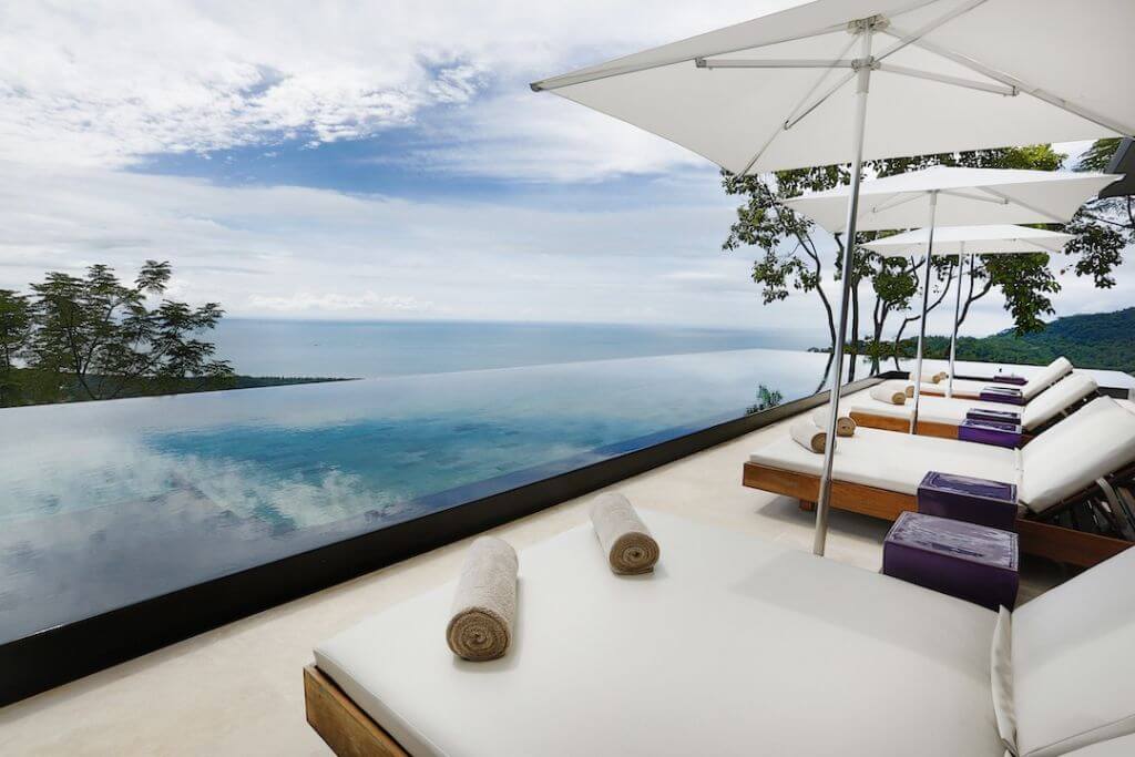 Infinity Pool mit Aussicht | Foto: Kurà Design Villas
