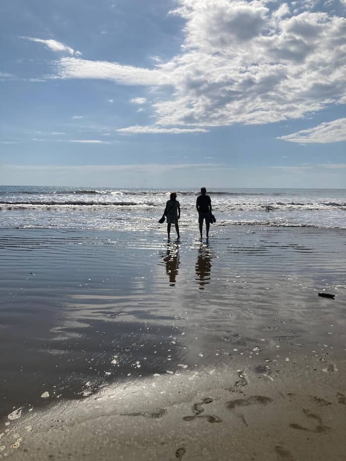 Leute am Strand von Uvita