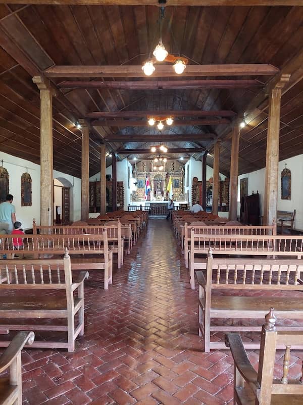 In der Kirche von Orosi