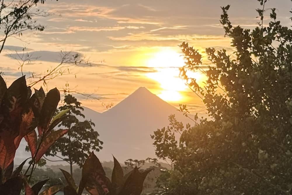 Sonnenuntergang hinter dem Vulkan Arenal